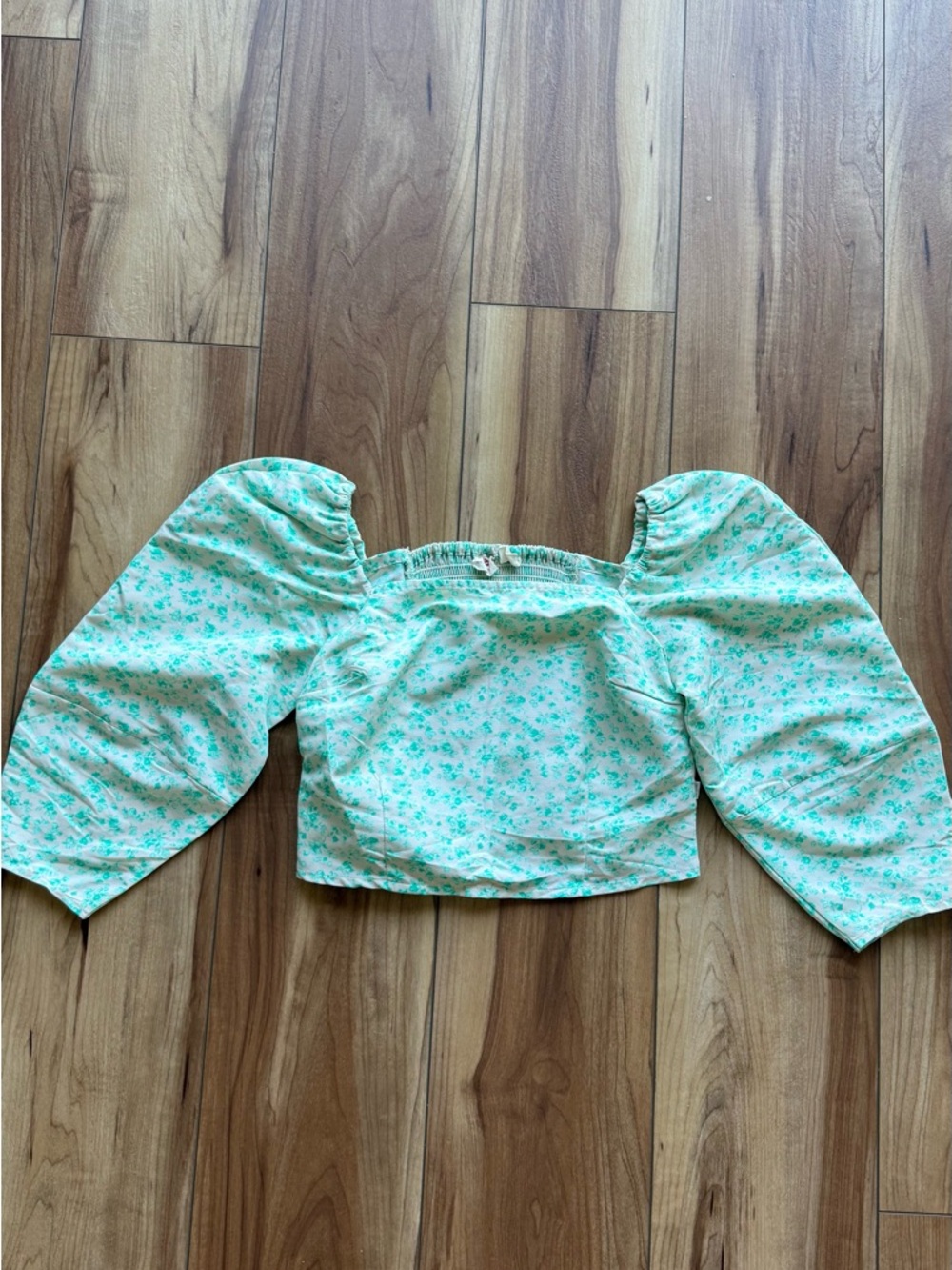 Levi’s Floral Puff Sleeve Crop Top
